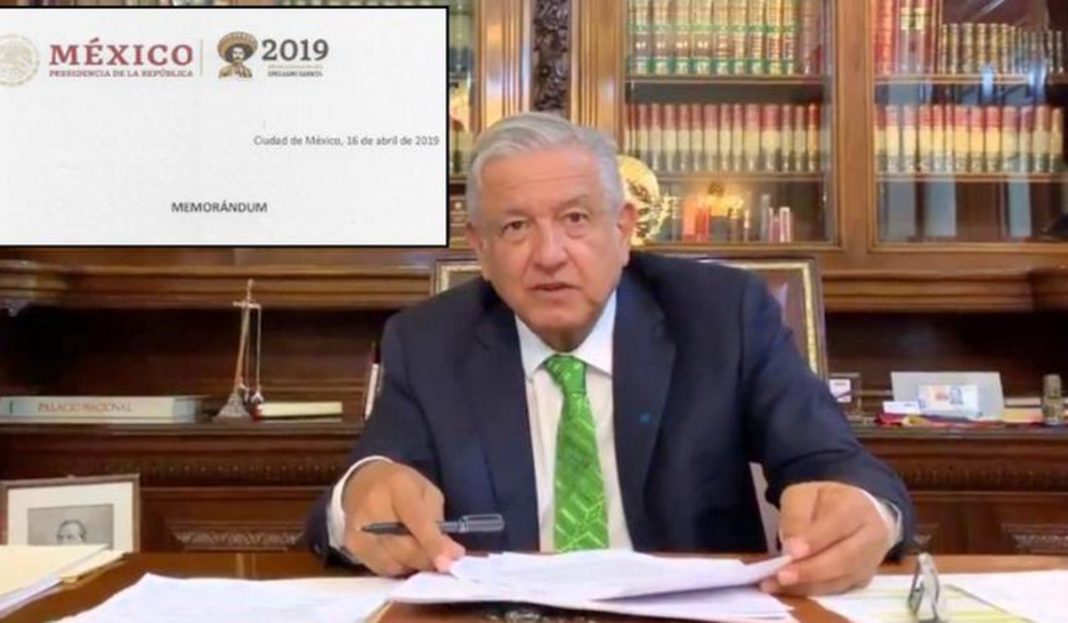 AMLO firma memorándum sobre la cancelación de la reforma educativa