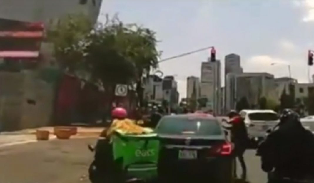 Se disfrazan de Uber Eats para asaltar; escondían las armas en mochila