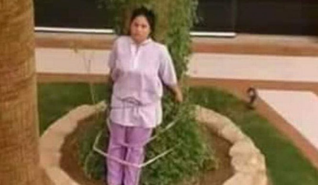 ¡INDIGNANTE! Castigan a empleada doméstica atándola a un árbol
