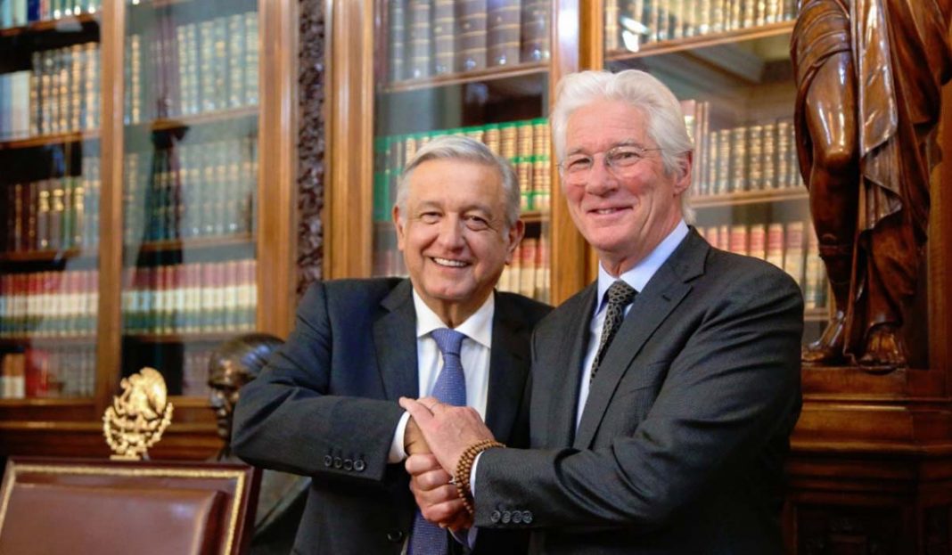 AMLO recibe al actor Richard Gere en Palacio Nacional