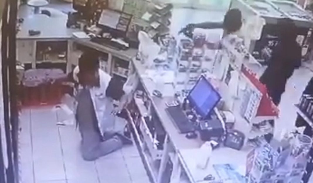 Matan a sangre fría a adolescente durante asalto en Manzanillo (VIDEO)