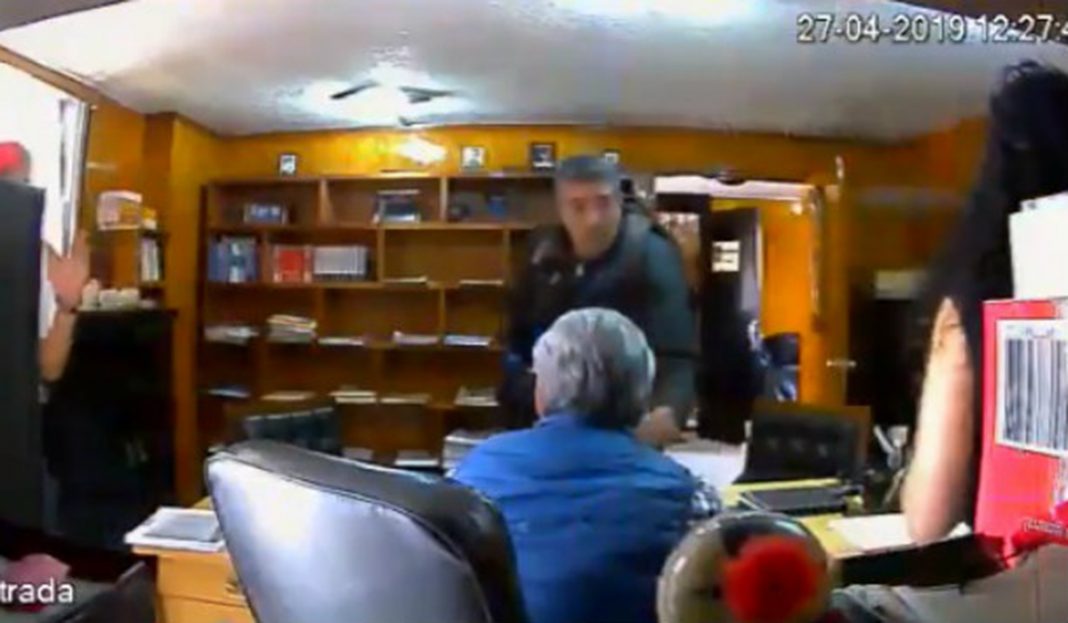 Queda grabado ejecución de un abogado en su despacho en Edomex (IMÁGENES FUERTES)