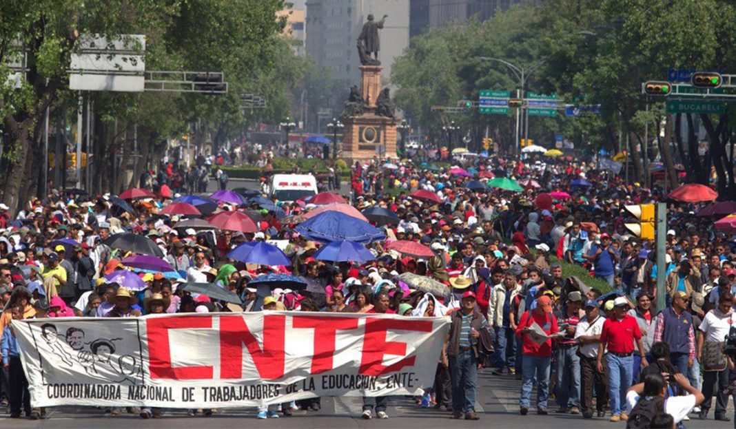 Maestros marchan y exigen la derogación total de la reforma educativa