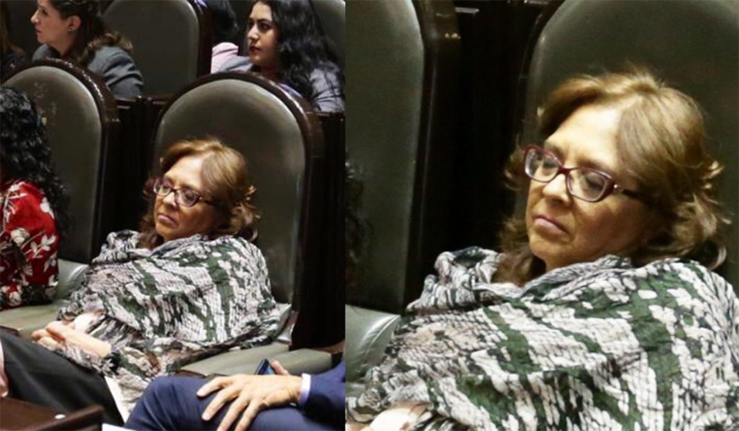 Captan a diputada de Morena durmiendo en plena sesión (FOTOS)
