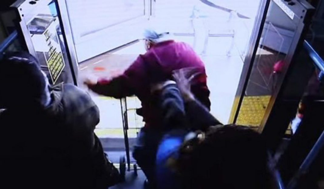Mujer furiosa avienta a anciano de autobús, cae de cabeza y muere