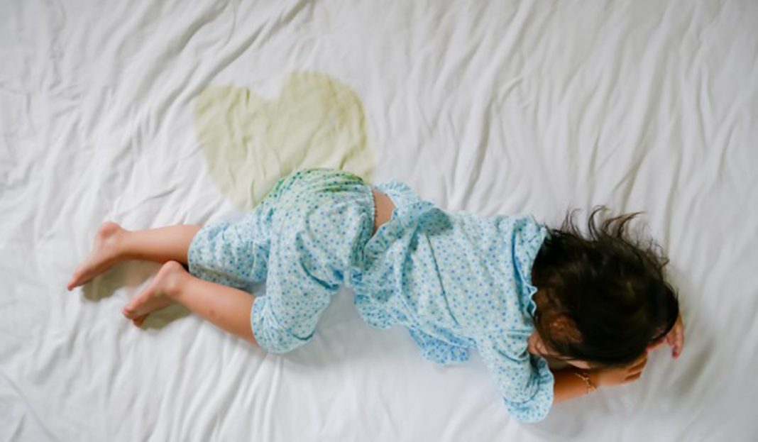 ¿Tu hijo aún moja la cama mientras duerme? Es hora de conocer la enuresis