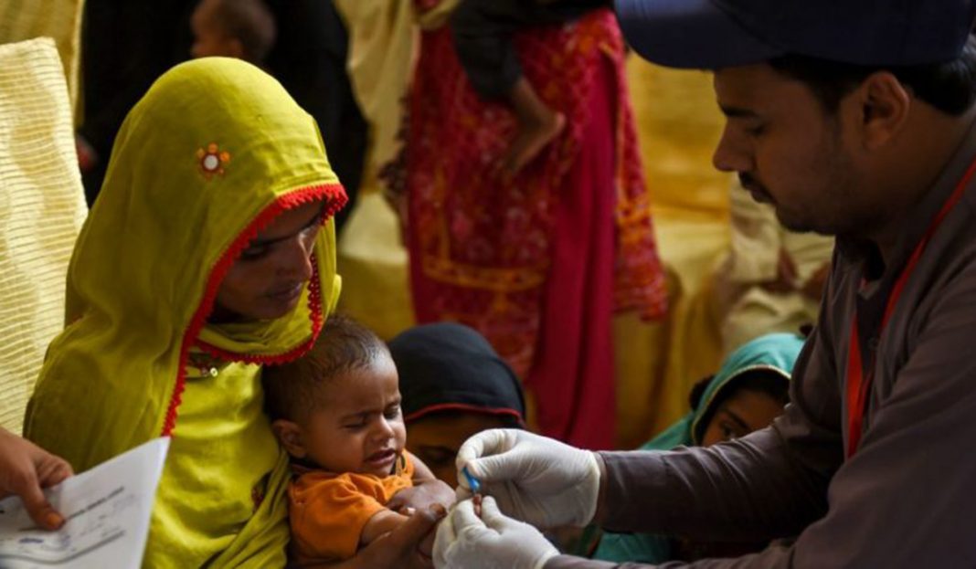 Pediatra contagia de VIH a más de 400 niños por usar la misma jeringa