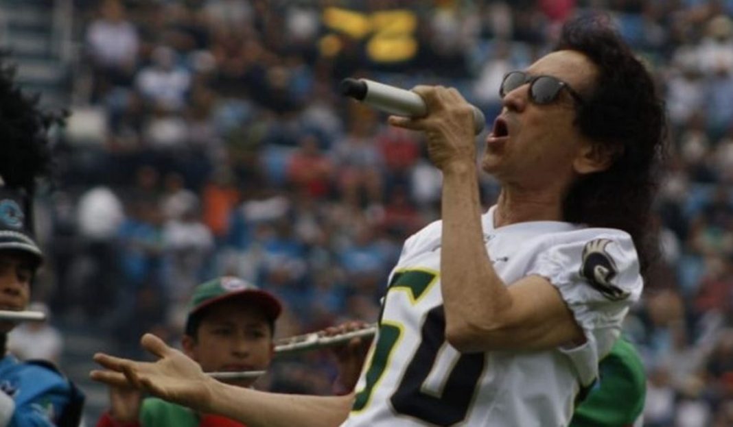 ¡Alex Lora cantando el himno nacional en el «Tazón México»! (VIDEO)