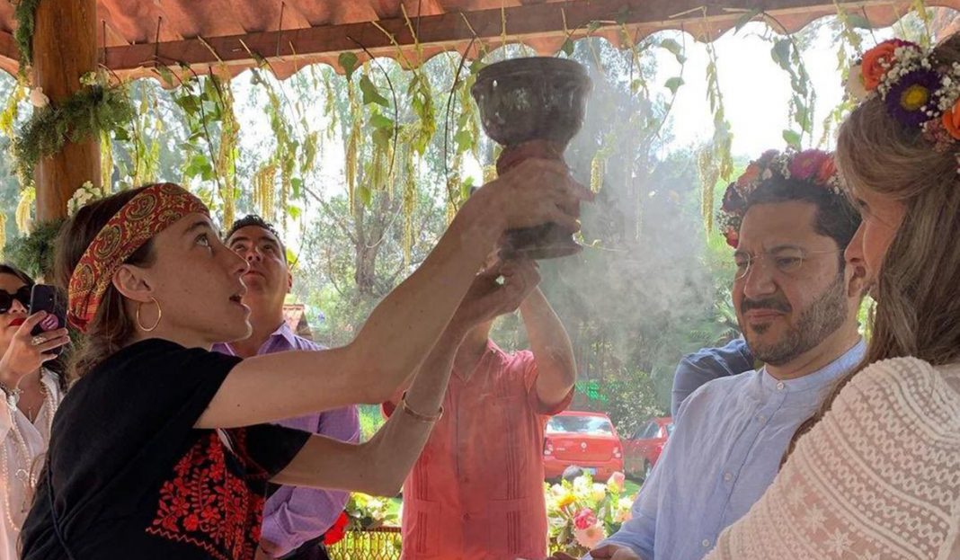 Martí Batres y su esposa sellan su compromiso de amor