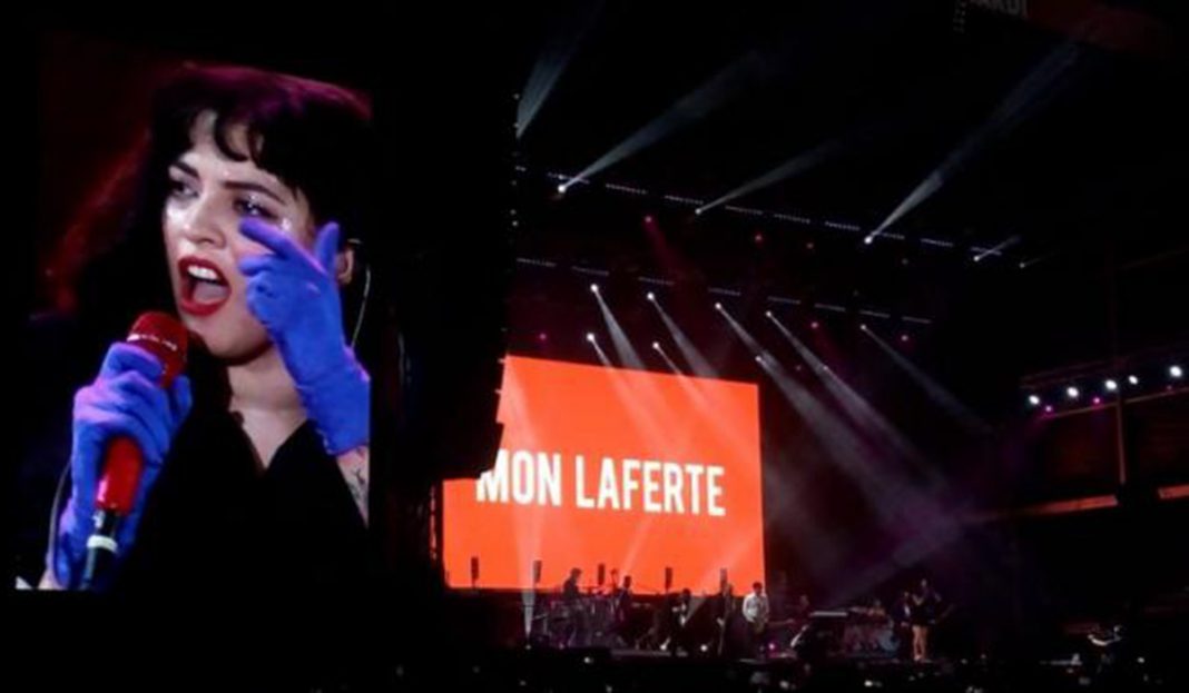 «¡No estén mamando!», Mon Laferte enfrentó al público en pleno concierto