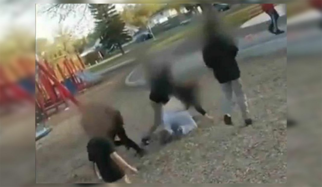 Niños atacan a mujer que los regañó porque agredían a un anciano