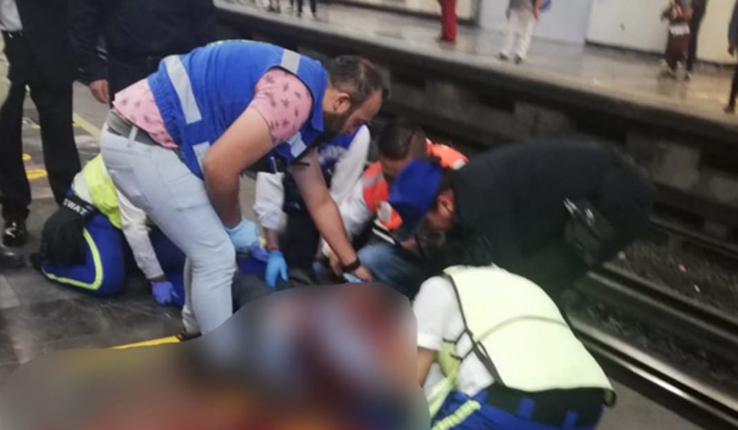 Se asoma a las vías del Metro Centro Médico y recibe fuerte golpe