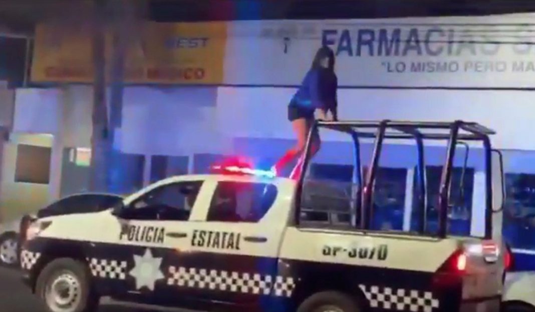 Video viral: Una mujer «perrea» arriba de una patrulla de la policía en Veracruz