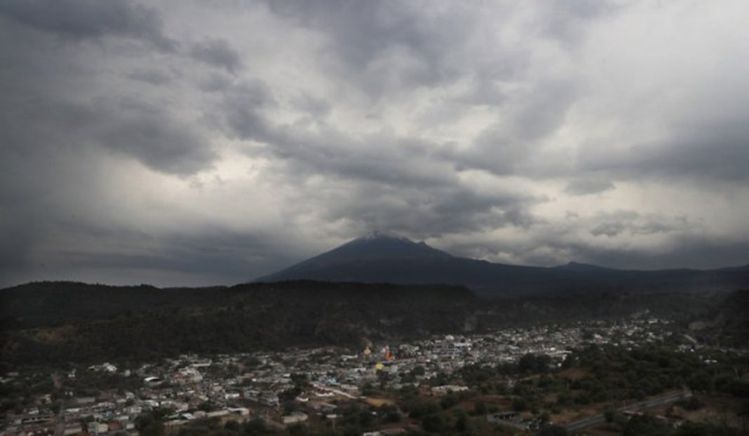 Excursionistas visitan el Popocatépetl; una muere y dos se lesionan