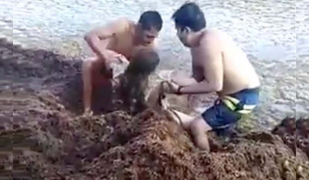 Rescatan a mujer que se ahogaba entre sargazo en Playa del Carmen (VIDEO)