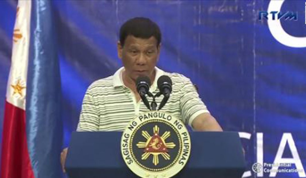 Una enorme cucaracha cae al hombro del presidente de Filipinas y esto fue lo que pasó