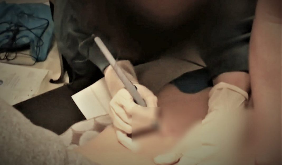 Se viralizan las imágenes de la brutal iniciación de las esclavas sexuales de la secta Nxivm