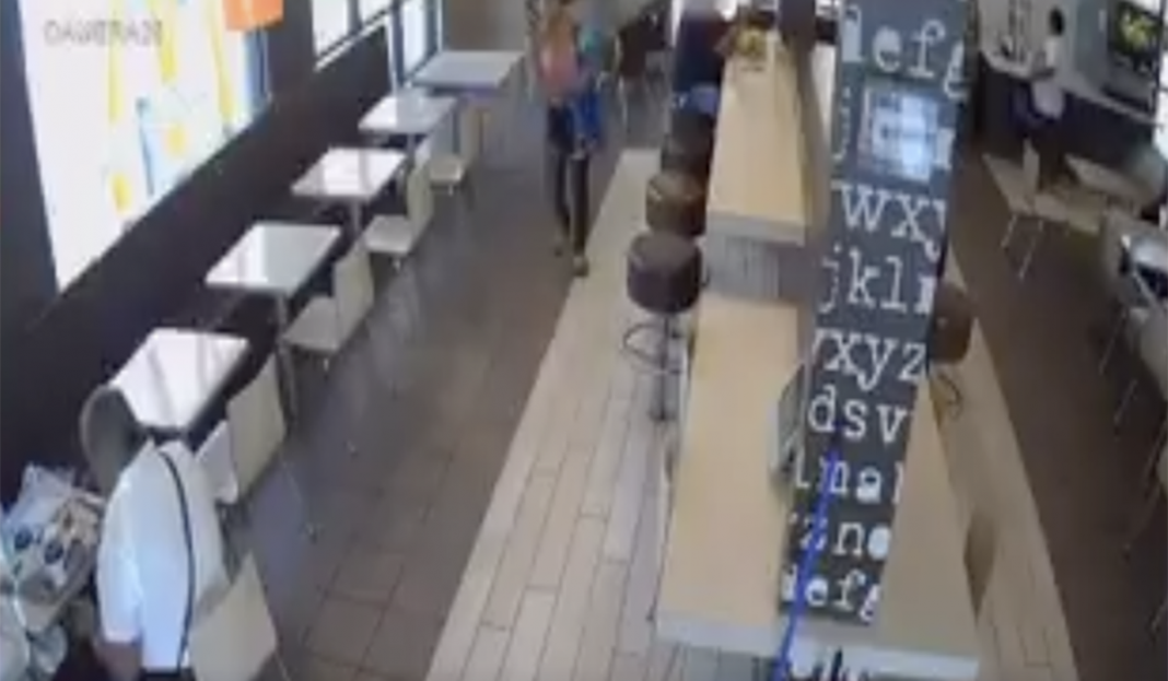 Captan a mujer tratando de secuestrar a un niño de cuatro años en un McDonald’s (VIDEO)