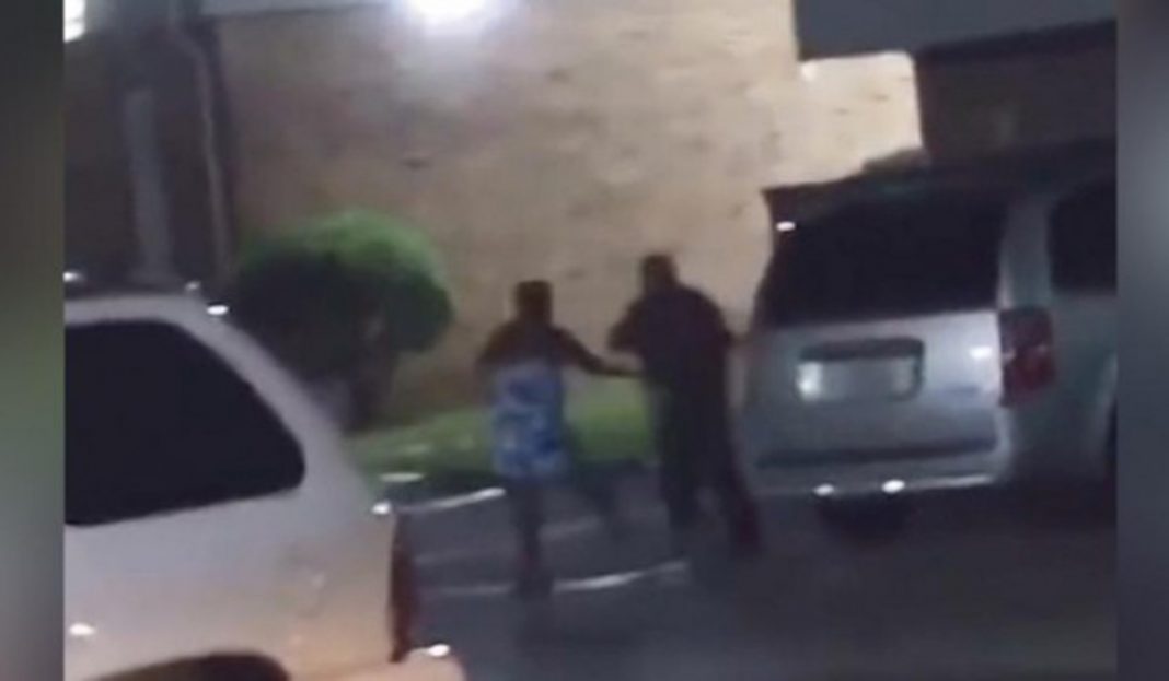 Captan momento de policía que tirotea a mujer que dijo estar embarazada