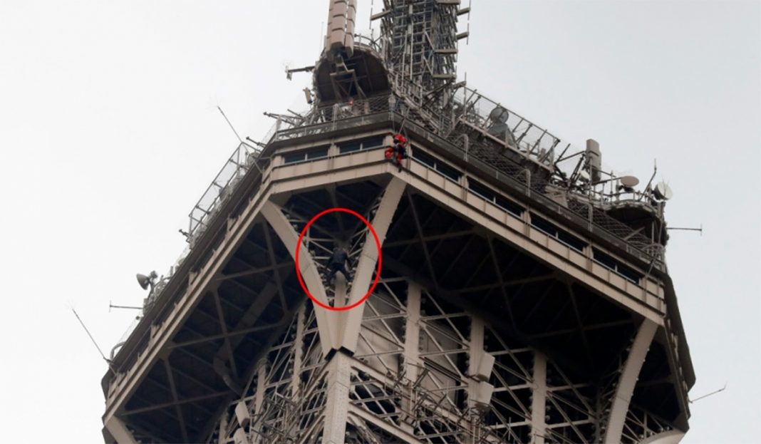 ¡Cierran la torre Eiffel! Un hombre escala la estructura (VIDEO)
