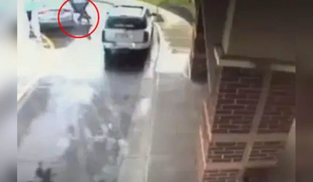 Niños saltan de vehículo robado en movimiento (VIDEO)