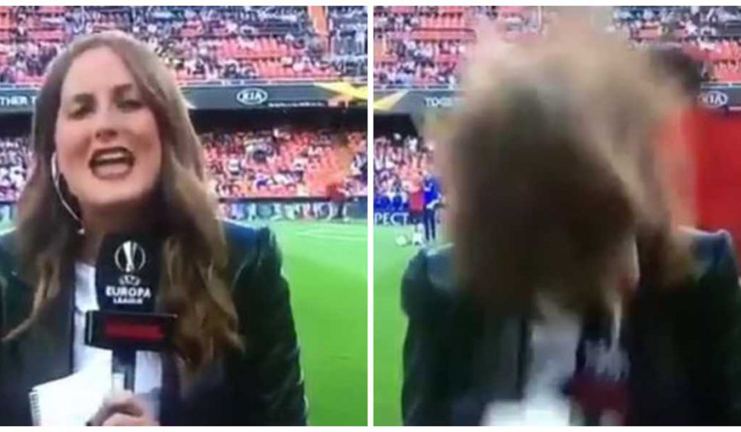 Reportera recibe balonazo en la cabeza en plena transmisión de la Europa League