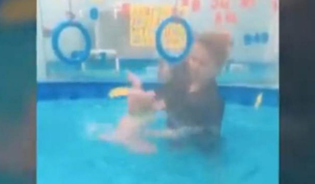 Polémico tratamiento a bebés de una entrenadora de natación causa indignación