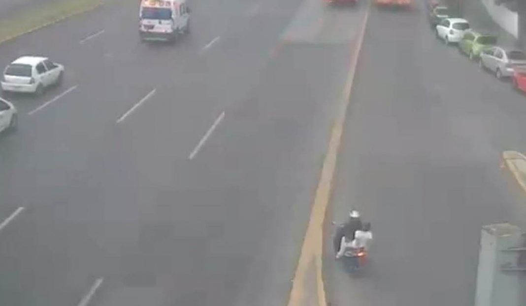 Motociclista pierde el control y se accidenta en Toluca