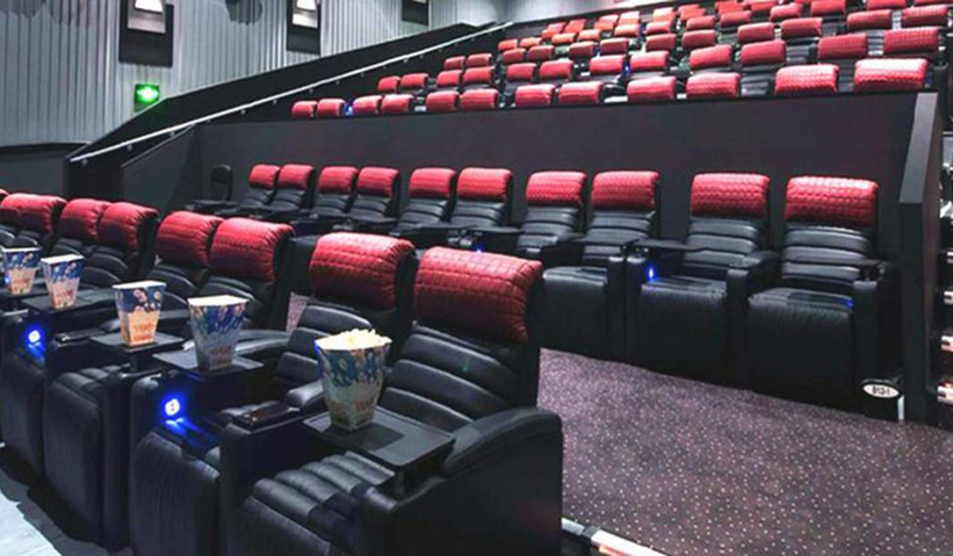 Un hombre muere después de que su cabeza quedara atrapada en el asiento del cine