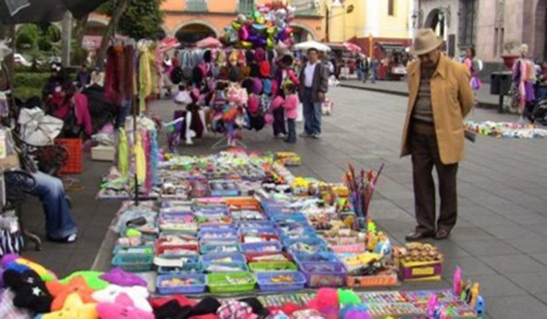 Vendedores ambulantes ganan más que profesionistas