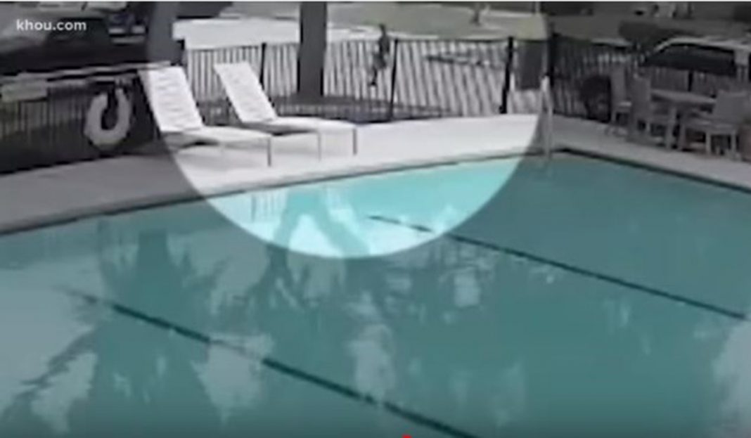 «Jugando» atropelló y mató a su hijo de 3 años