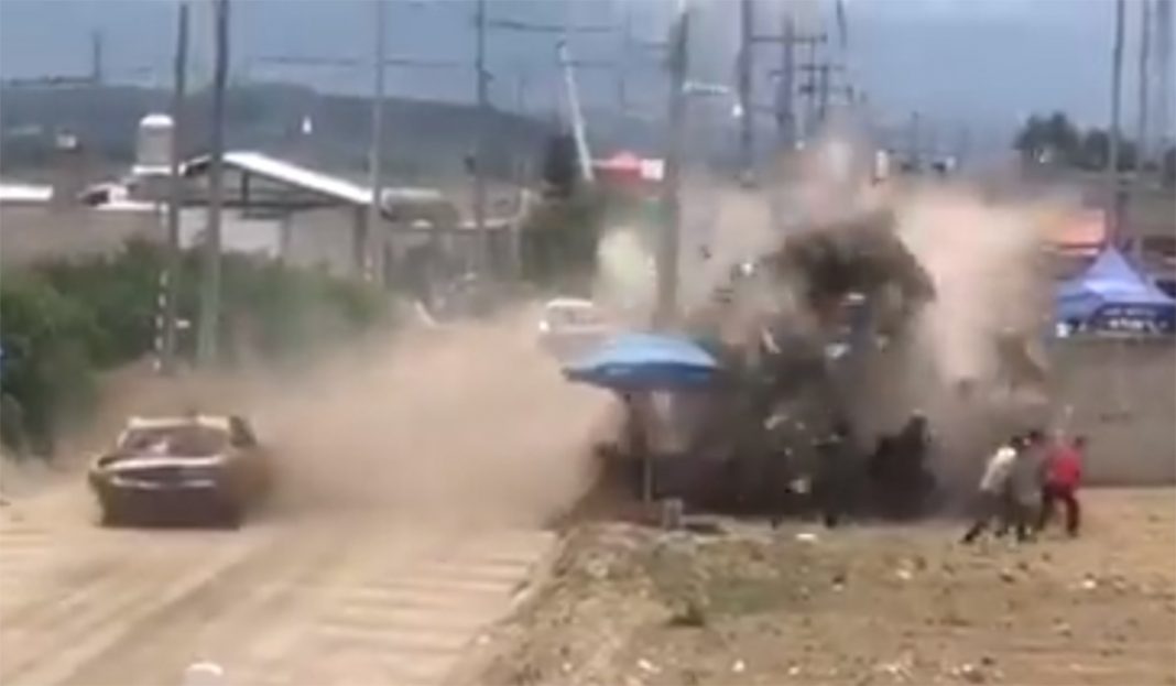 Auto se estrella contra público en carrera en Puebla