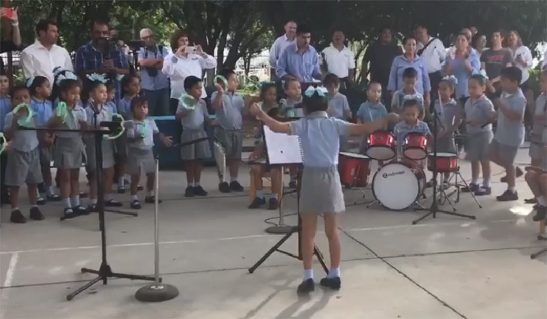 ¡Como las grandes! Niña dirige orquesta infantil de su escuela