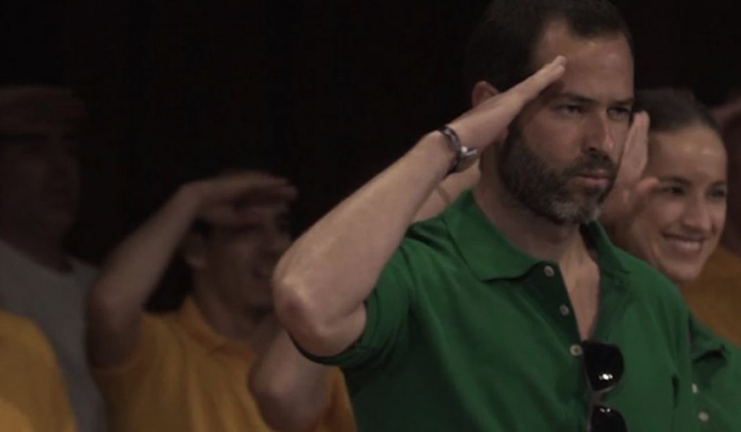 Difunden videos de Emiliano Salinas bailando en cumpleaños de líder de secta sexual