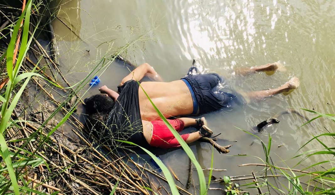 La desgarradora foto de un padre y su hija ahogados en la frontera mexicana que ilustra el drama migratorio