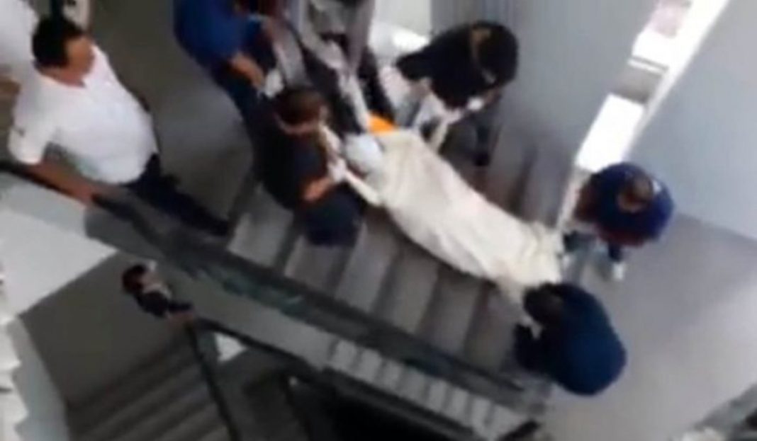 Captan en video como personal del ISSSTE en Querétaro baja los cadáveres por las escaleras