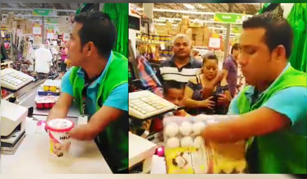 No tiene manos, pero es un cajero de primera