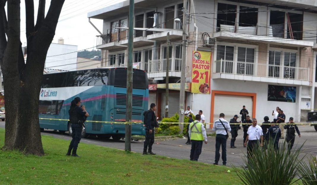 Explota granada al interior de autobús de pasajeros en Uruapan, Michoacán