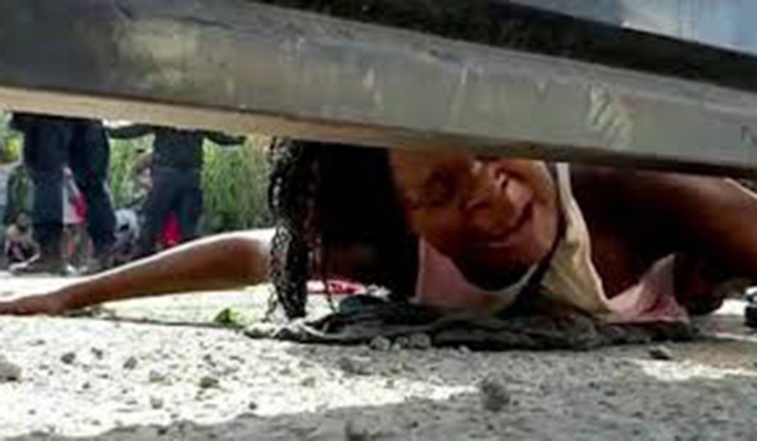 Así suplicaba desesperadamente una migrante por alimentos para su bebé