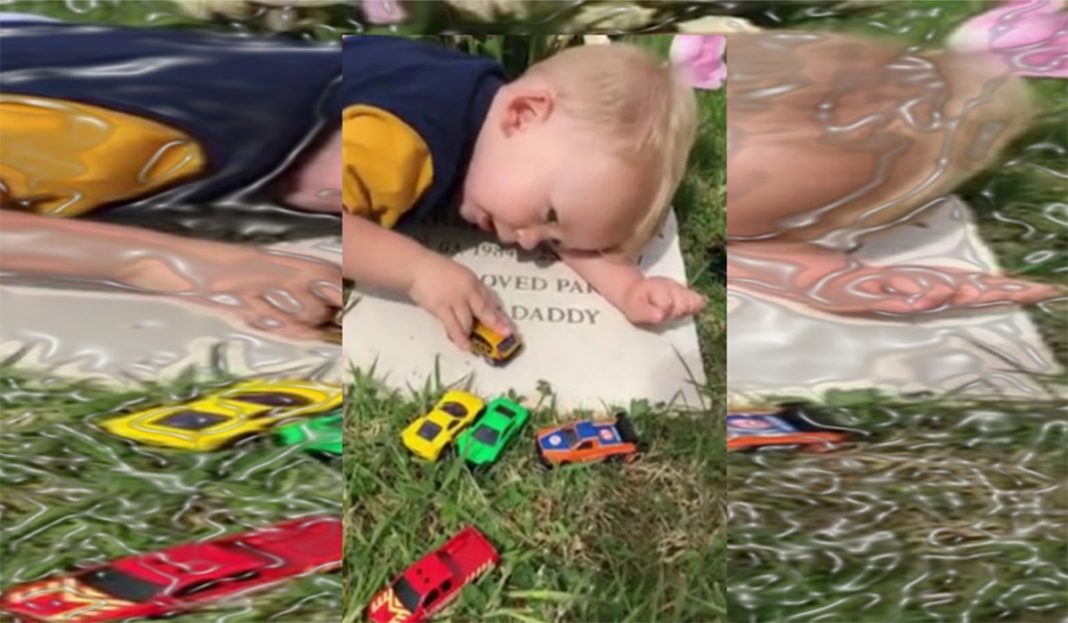 Niño juega en la tumba del papá