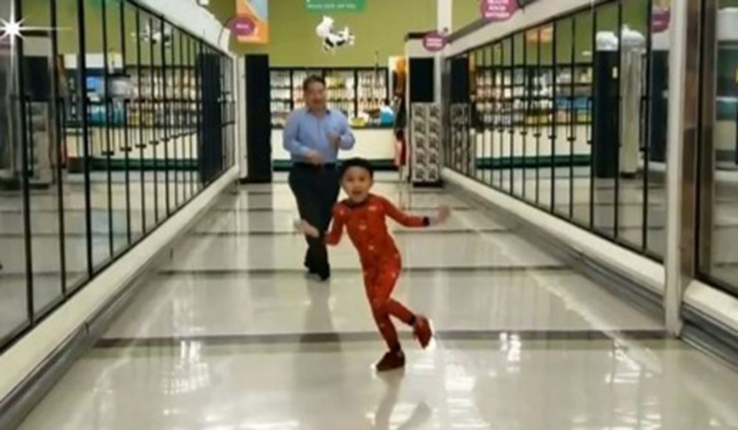 Niño y abuelo se vuelven virales bailando en un supermercado