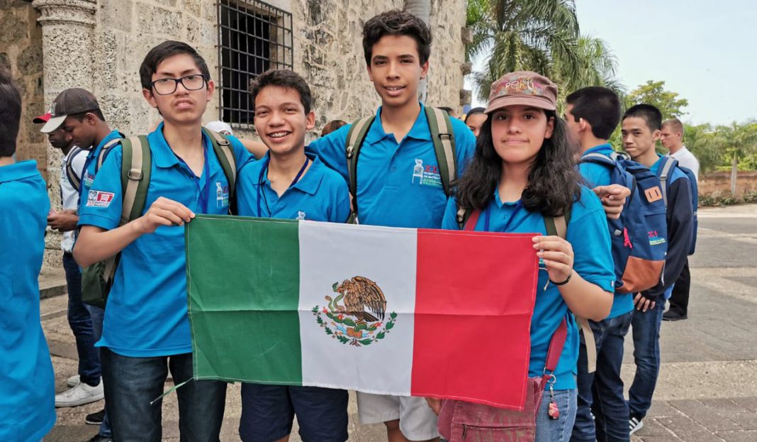 Niños que apoyó Guillermo del Toro ganaron oro en Olimpiadas de Matemática