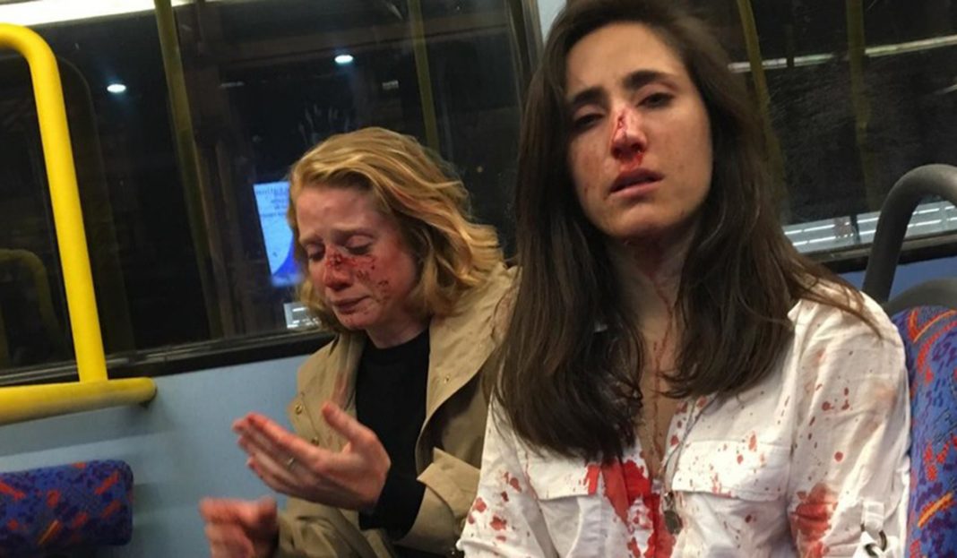 Desconocidos agreden brutalmente en bus de Londres a pareja de lesbianas