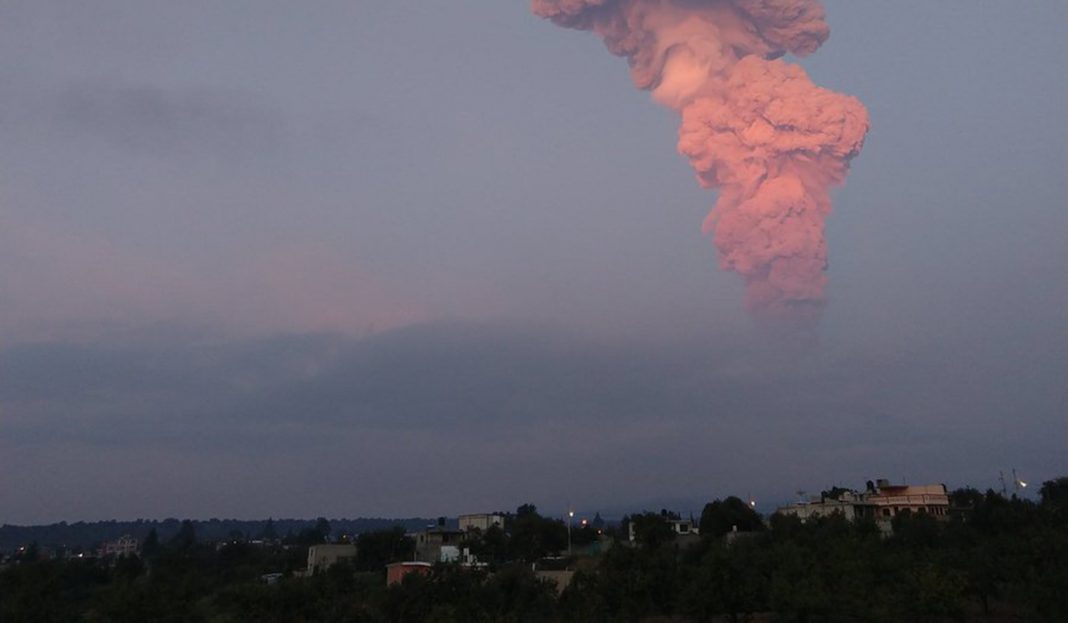 Explosiones del Popocatépetl dispersan ceniza hacia Puebla y Morelos
