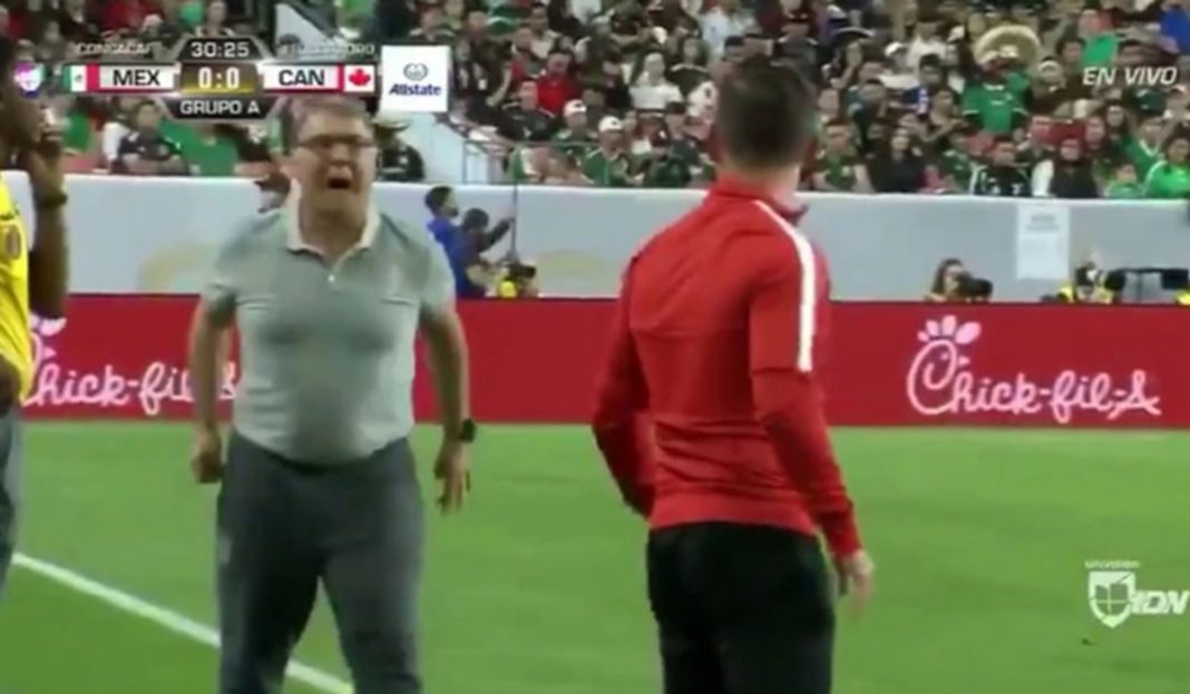 Insultos y manotazos: Tata Martino explota contra el entrenador de Canadá