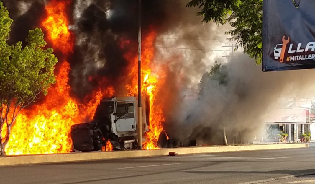 CHOQUE FATAL: Tráiler sin frenos se impacta y se incendia en la México-Cuautla (VIDEO)