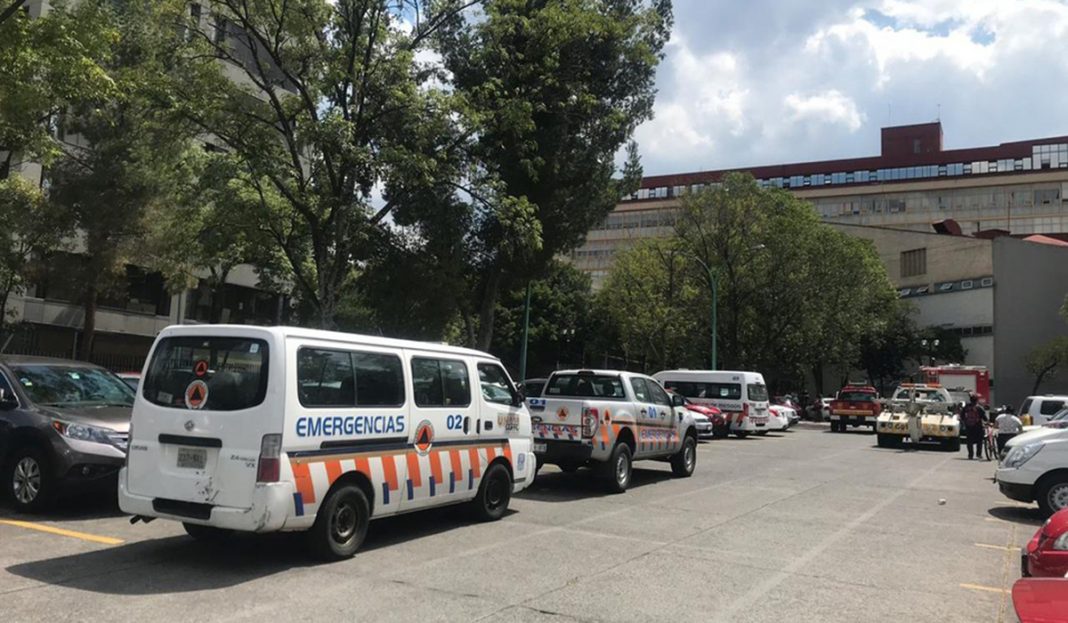 Alumna intenta lanzarse de facultad en la UNAM por reprobar examen