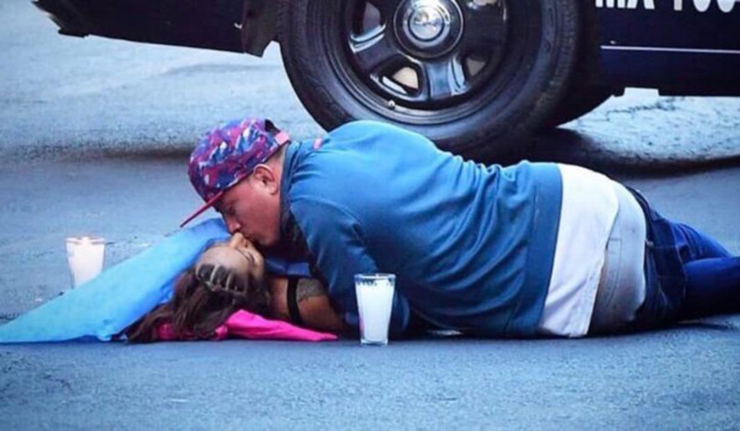 Hombre conmueve al despedirse de su novia asesinada por travestis