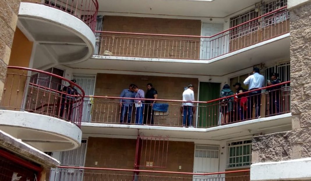 Joven muere por dejar cargando su celular a lado de su cama (VIDEO)