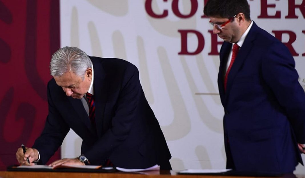 AMLO firmó ante notario público la No reelección ¿será garantía?